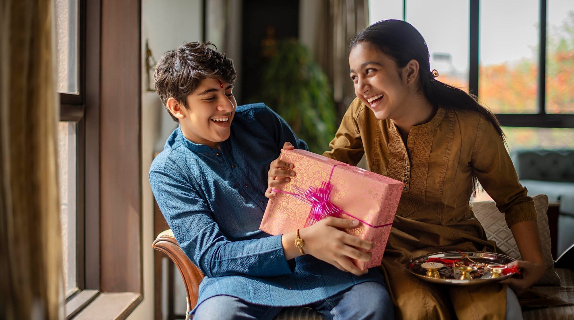 Top 10 Rakhi Gifts for Sister: Elegant, Useful & Meaningful Ideas
