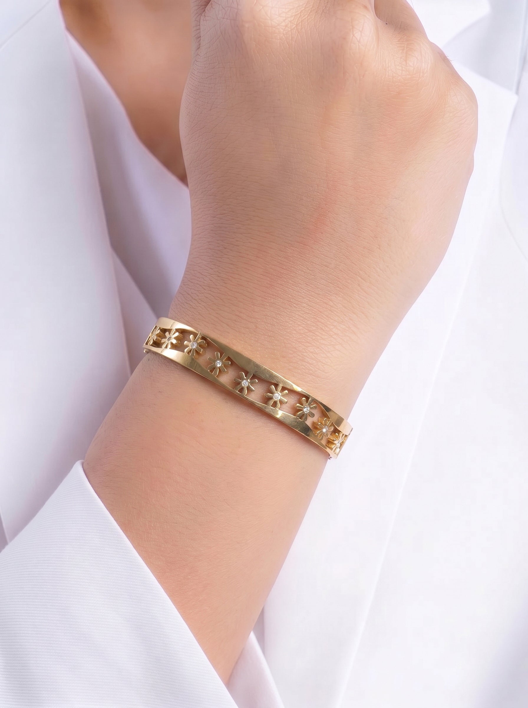 Avelia Floral Diamond Solitaire 18K Gold Plated Women's Solid Band Bracelet