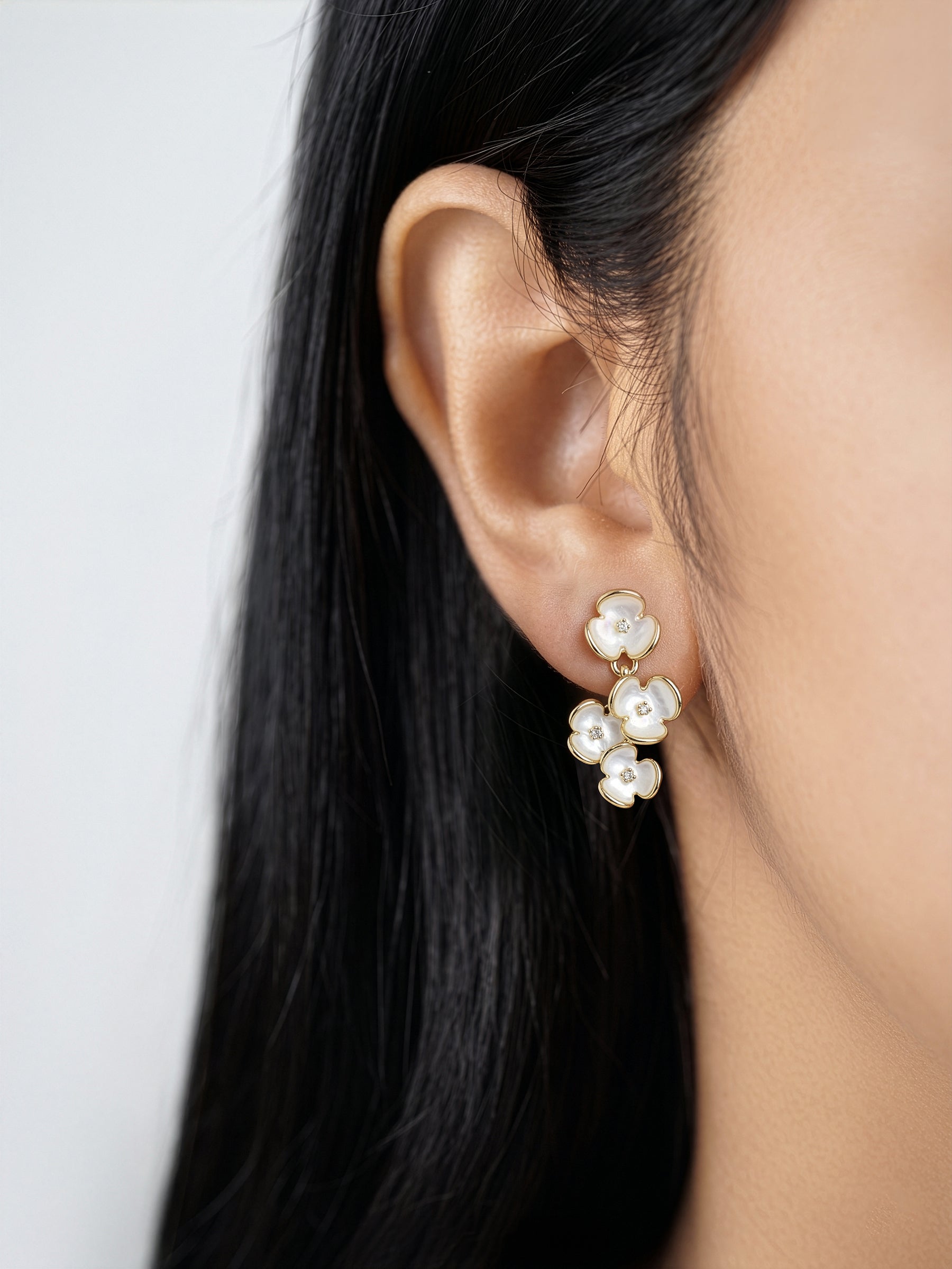 Daisy Pearl White Flower 18K Gold Plated Stud Charms Women's Earrings