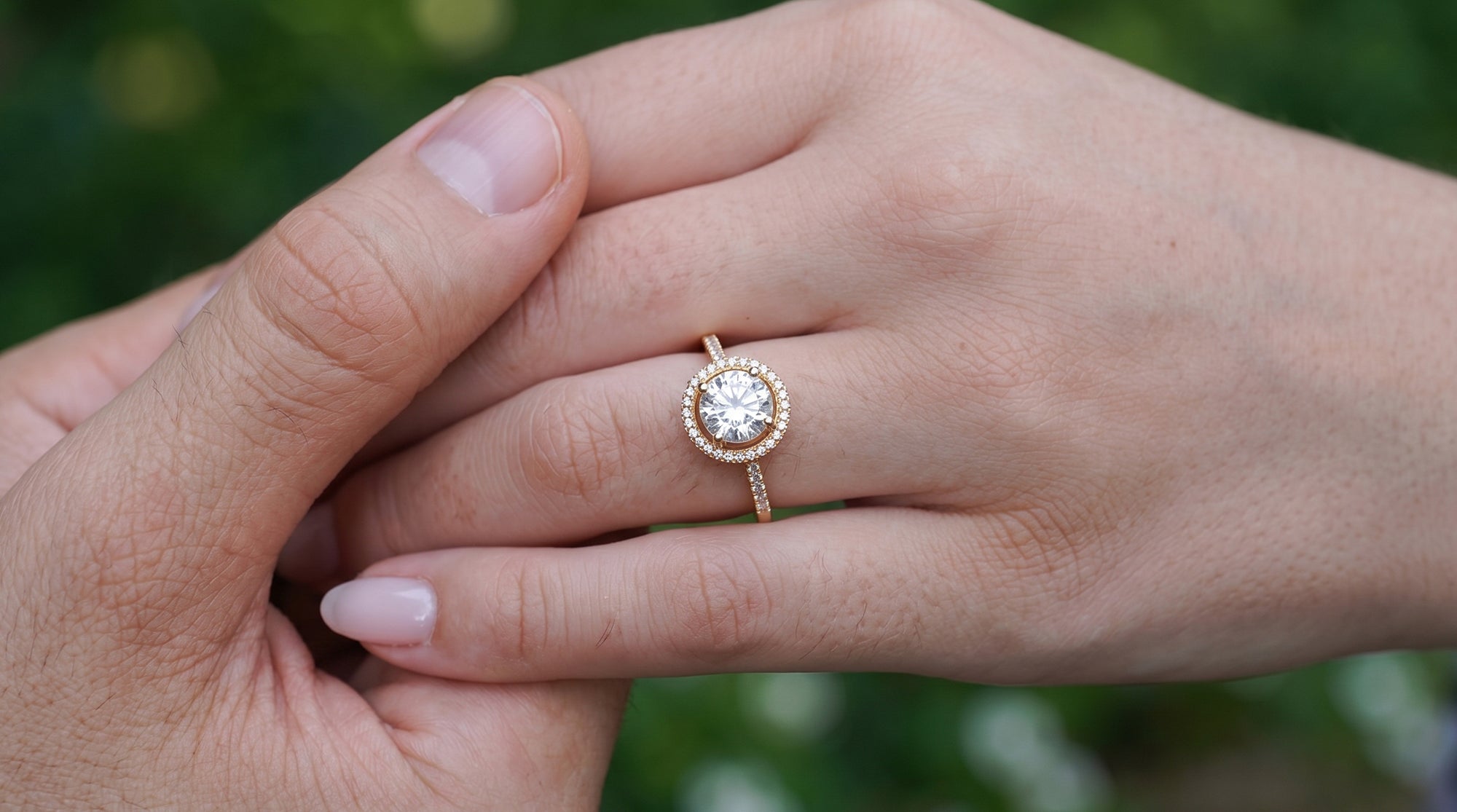 Which Hand to Wear an Engagement Ring? Traditions, Meaning & Modern Rules