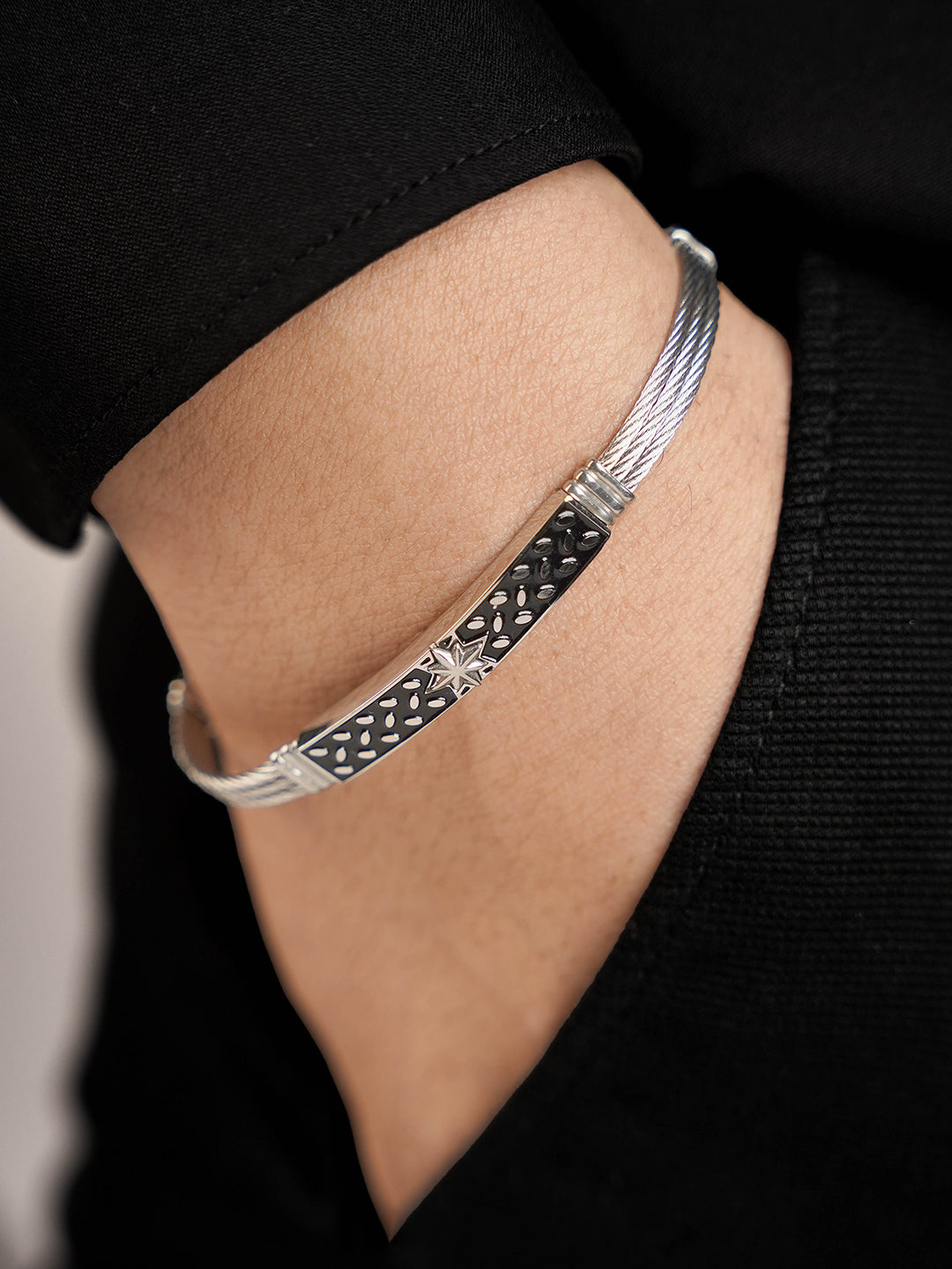 Conan Dotted Black Plate Wired Silver Men's Bracelet