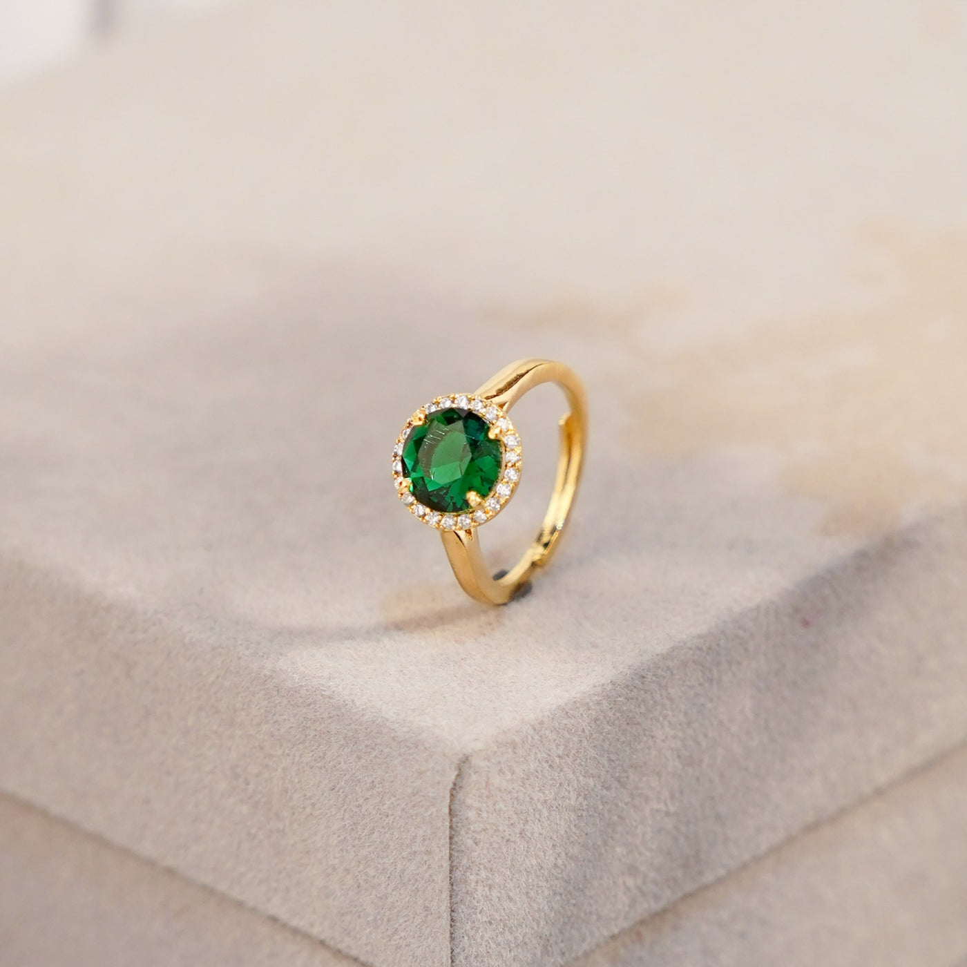Jivika Emarald Ring