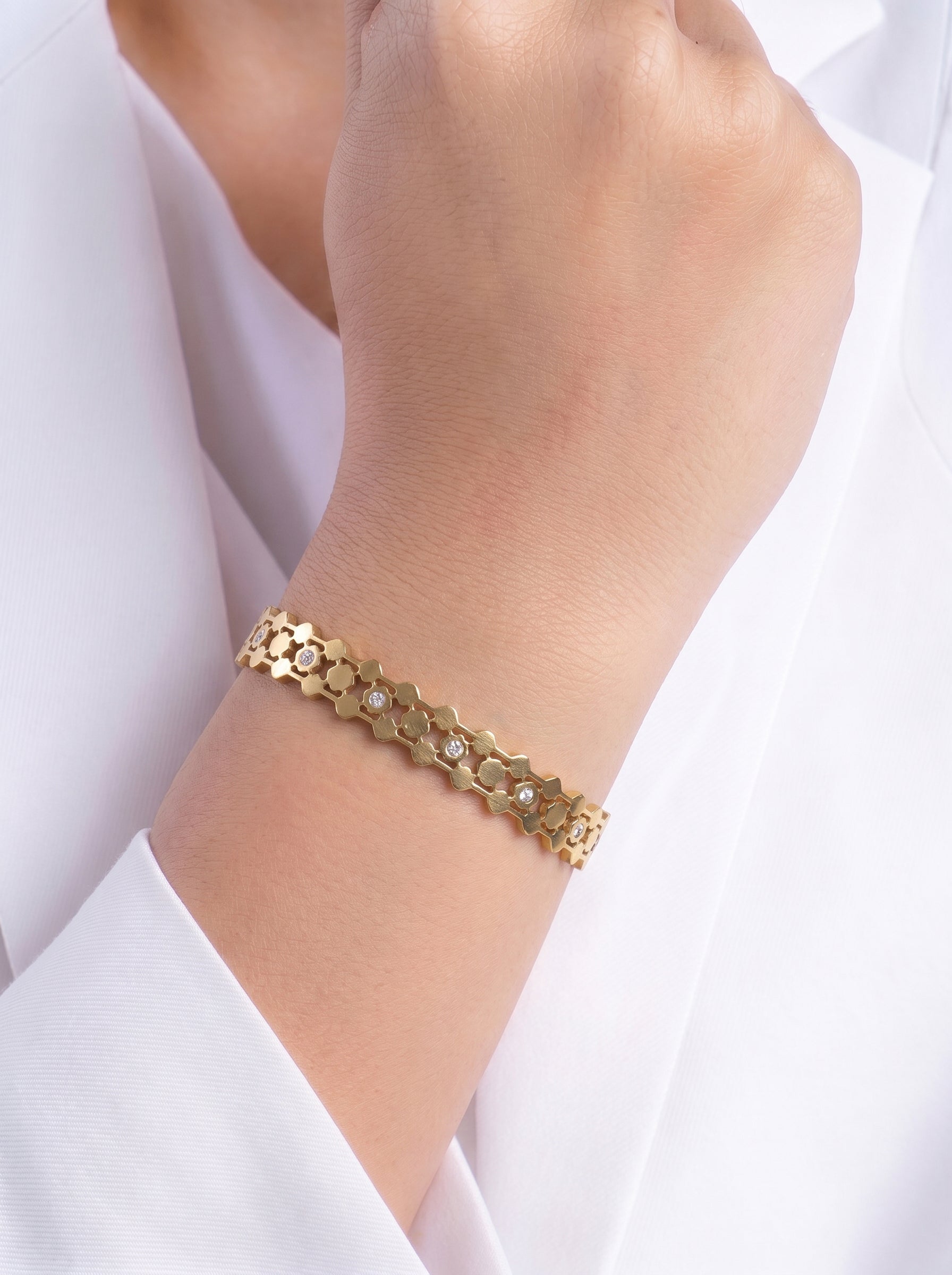 Lareza Cross Link Diamond Solitaire 18K Gold Plated Women's Solid Band Bracelet
