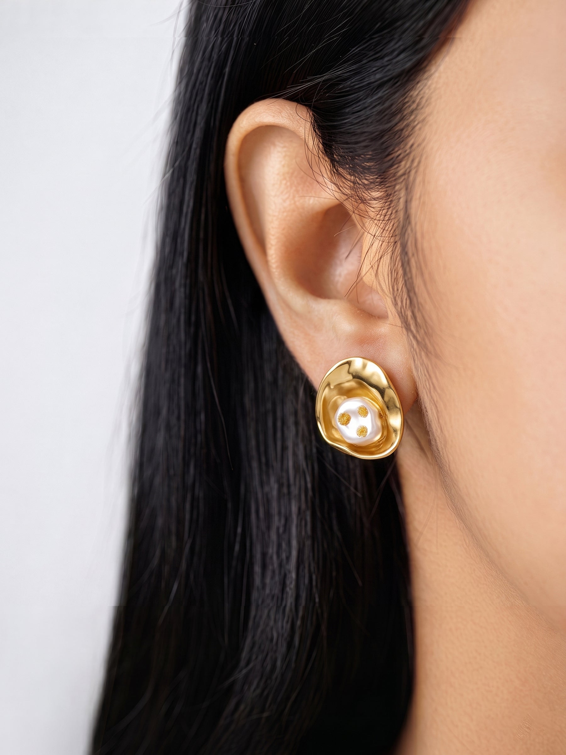 Yarevia Oval Pearl Shell 18K Gold Plated Women's Stud Earrings